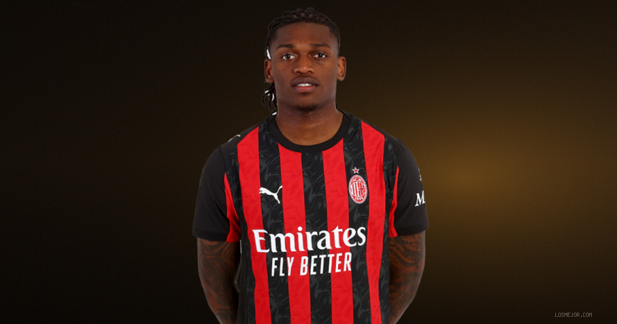Rafael Leao's Future Uncertain Amid Milan Rebuild