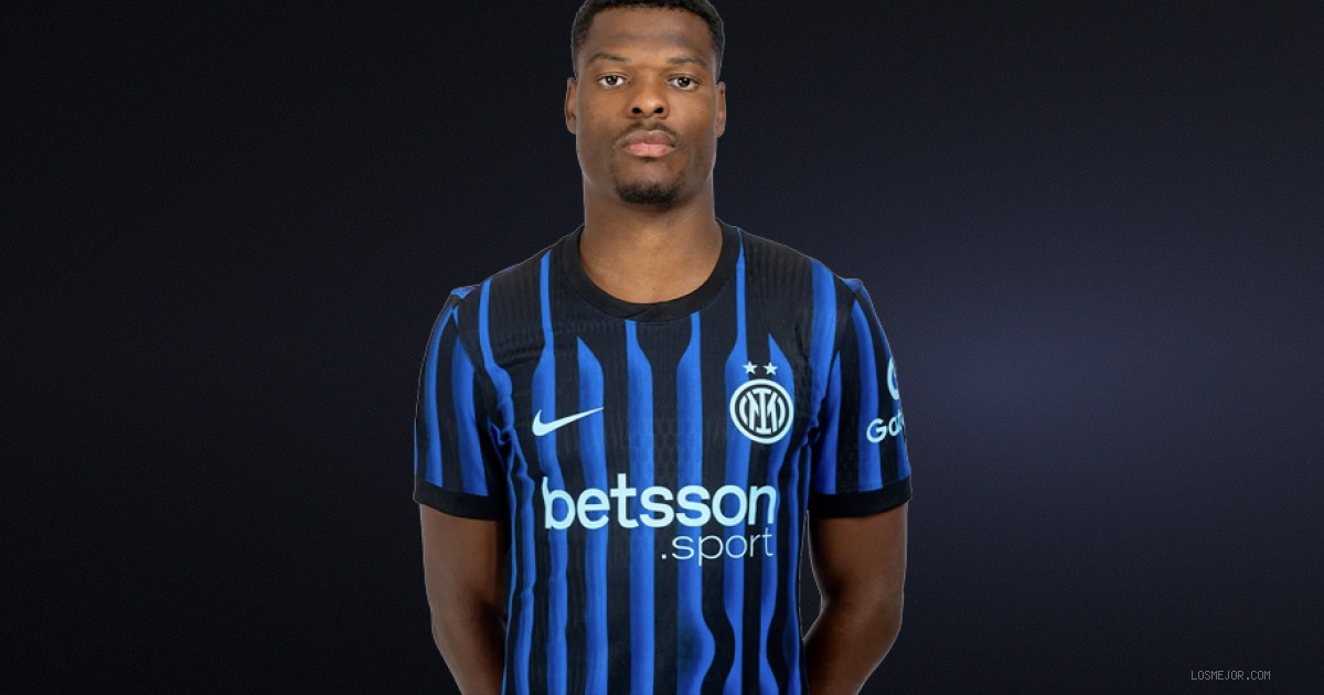 Denzel Dumfries Transfer Looms: Liverpool and Barcelona Circle