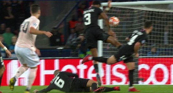  Kimpembe's arms were in natural position when Dalot's shot struck his arm. The referee deemed it a penalty. 