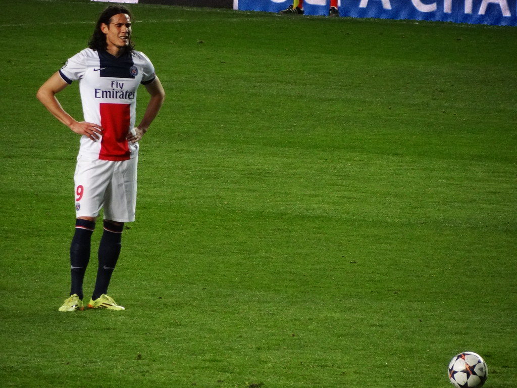 Chelsea want Edison Cavani but the Uruguayan is interested in joining